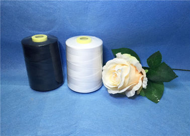 Linha de costura de grande resistência do poliéster para regularidade colorida/branca da tecelagem boa